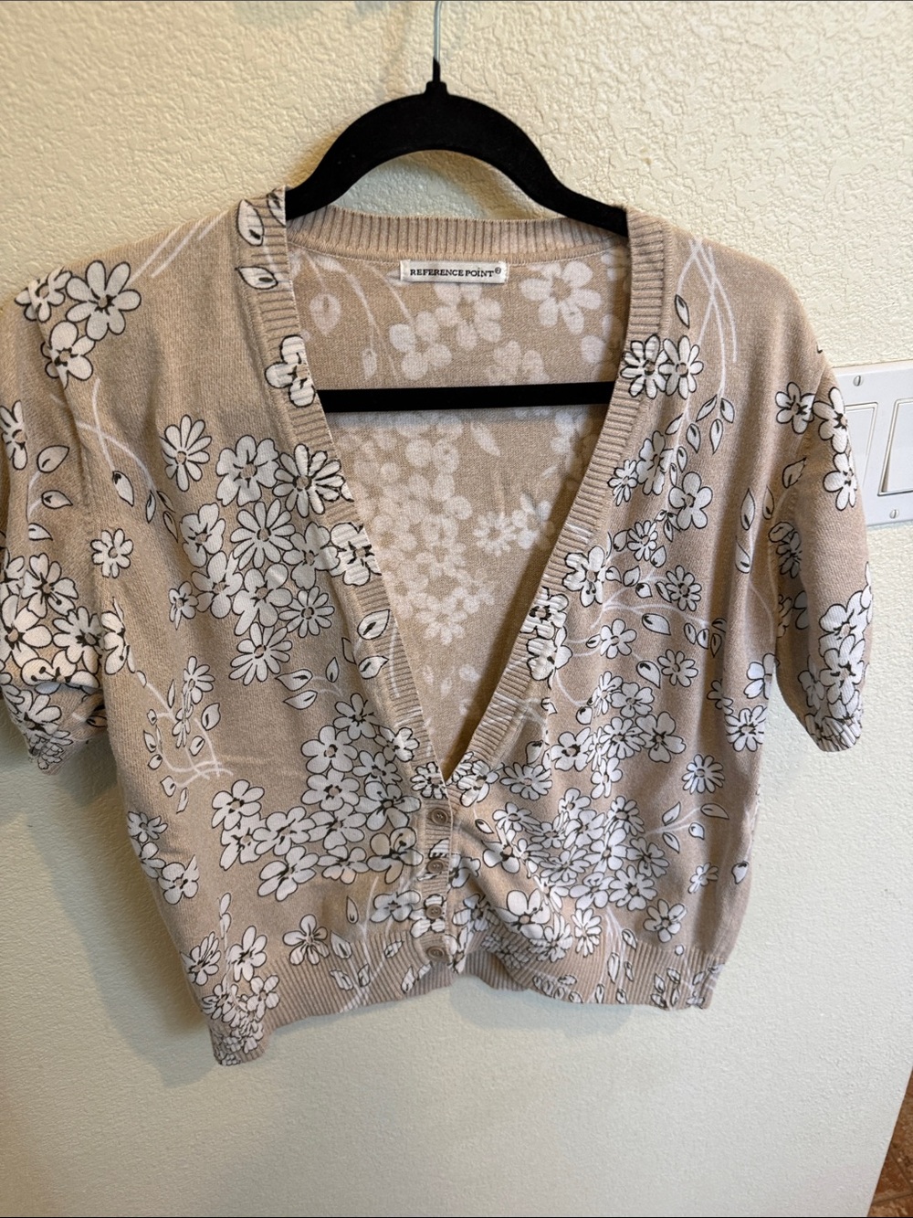 REFERENCE POINT Floral Cropped Cardigan Sweater in Beige
